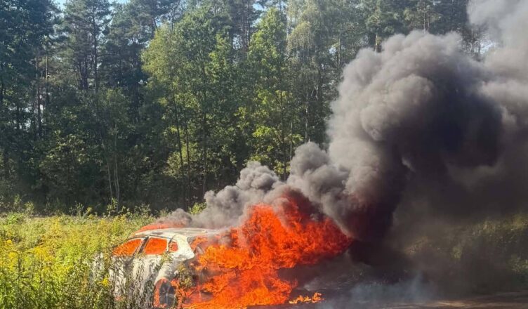Volvo stanęło w ogniu na DK 50. Strażacy gasili płonący samochód w Księżykach