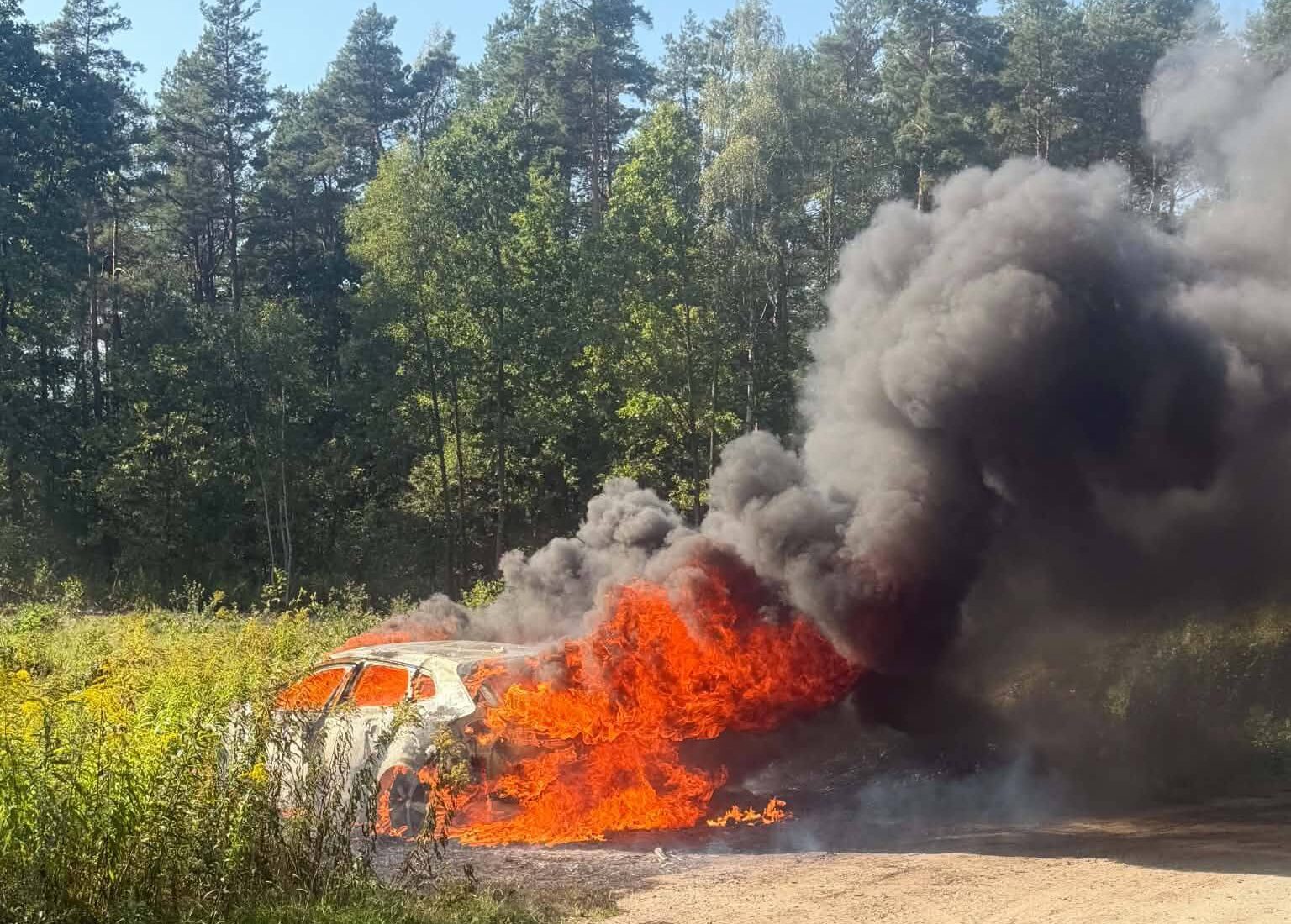 Volvo stanęło w ogniu na DK 50. Strażacy gasili płonący samochód w Księżykach