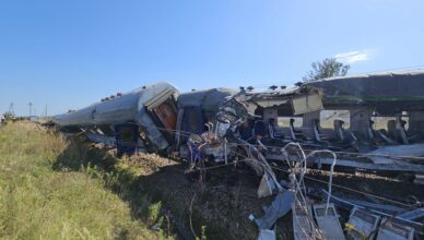 Katastrofa na przejeździe kolejowym. Ciężarówka zderzyła się z pociągiem Intercity, nie żyje pasażerka