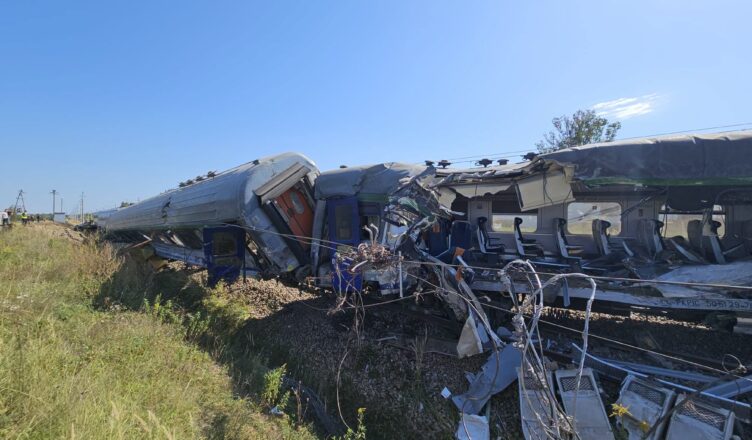 Katastrofa na przejeździe kolejowym. Ciężarówka zderzyła się z pociągiem Intercity, nie żyje pasażerka