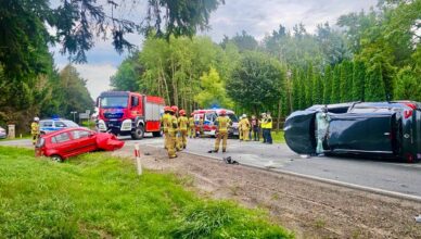 Poważne zderzenie na DW 615 za Chruszczewem. Renault w rowie, Kia przewrócona na bok, dwie osoby w szpitalu