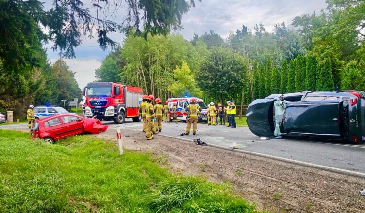 Poważne zderzenie na DW 615 za Chruszczewem. Renault w rowie, Kia przewrócona na bok, dwie osoby w szpitalu