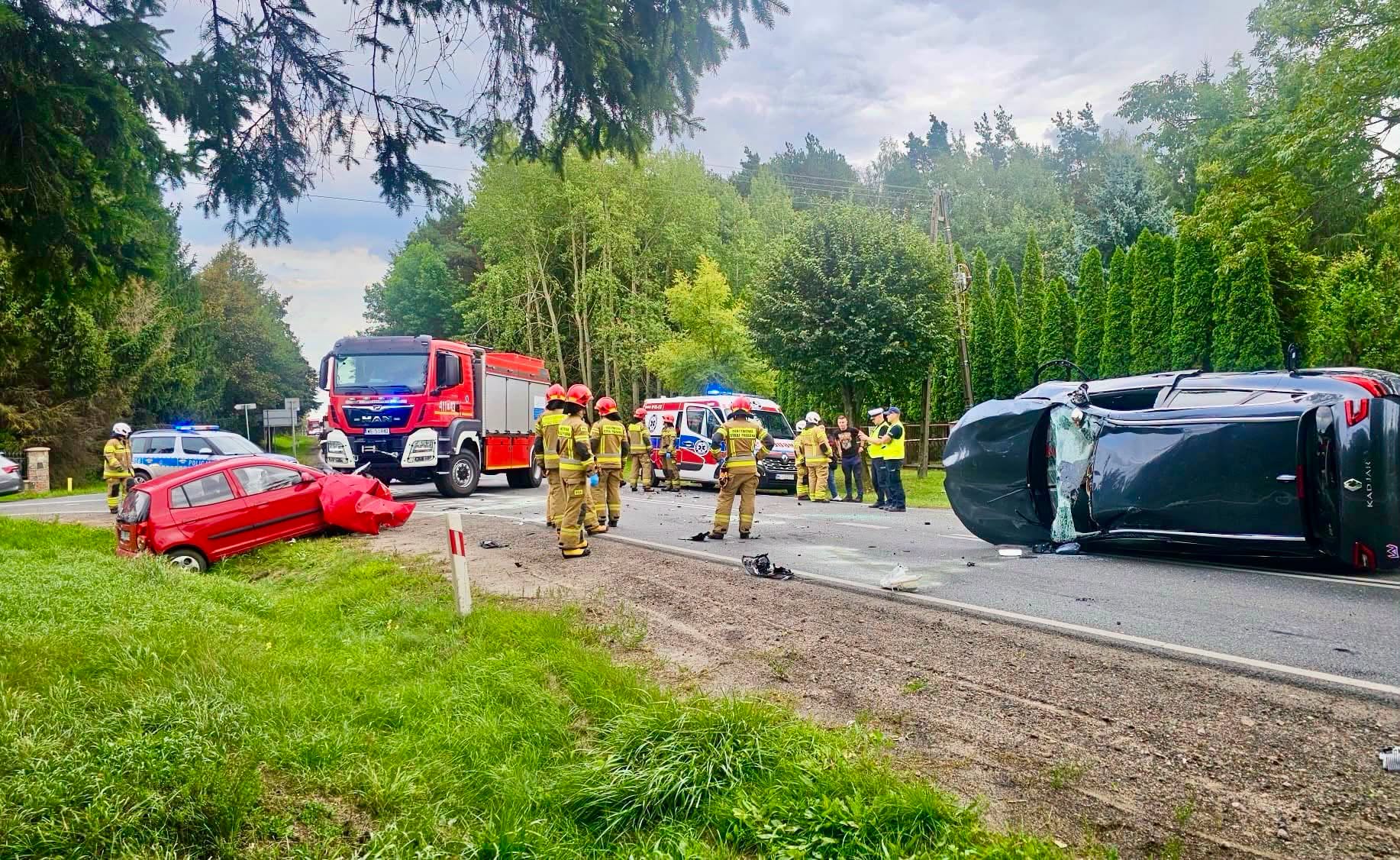 Poważne zderzenie na DW 615 za Chruszczewem. Renault w rowie, Kia przewrócona na bok, dwie osoby w szpitalu