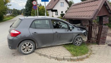 Pijana kierująca wjechała Toyotą w wiatę śmietnikową. Groźna kolizja w Górze