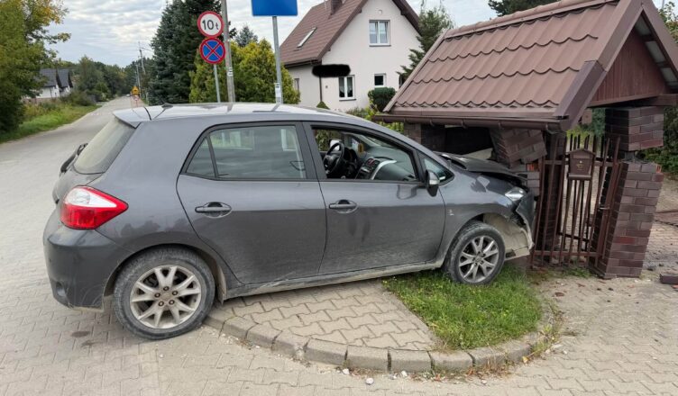 Pijana kierująca wjechała Toyotą w wiatę śmietnikową. Groźna kolizja w Górze