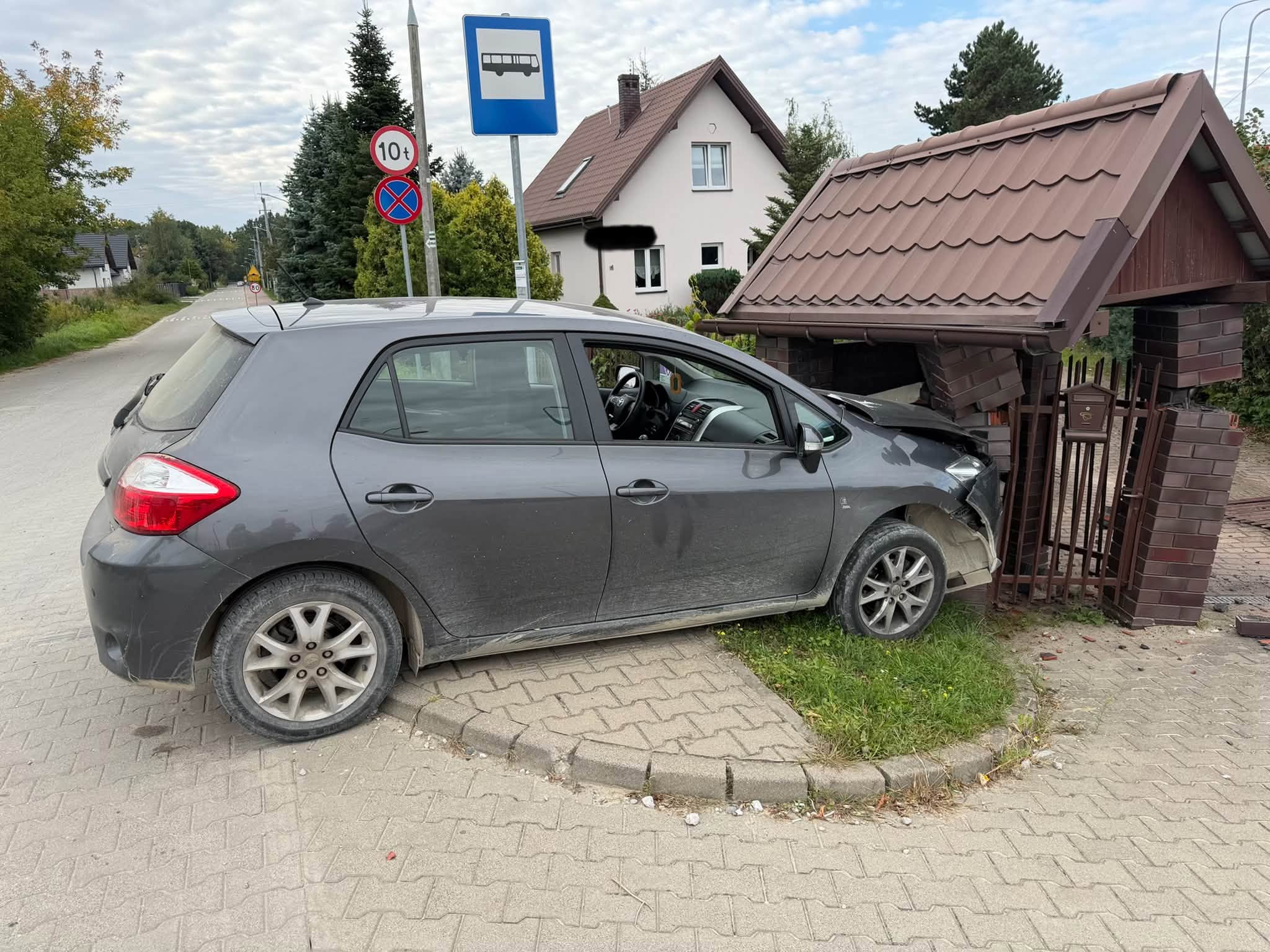 Pijana kierująca wjechała Toyotą w wiatę śmietnikową. Groźna kolizja w Górze
