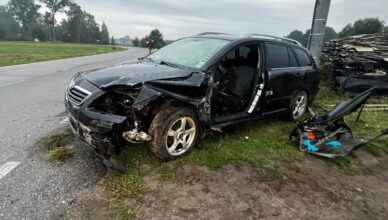 Tragedia w gminie Tłuszcz. Toyota wypadła z drogi i wjechała w ogrodzenie, 49-letnia pasażerka nie żyje