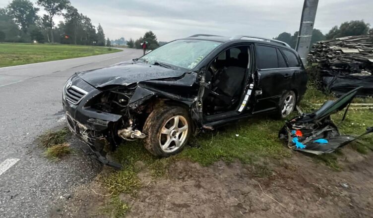 Tragedia w gminie Tłuszcz. Toyota wypadła z drogi i wjechała w ogrodzenie, 49-letnia pasażerka nie żyje