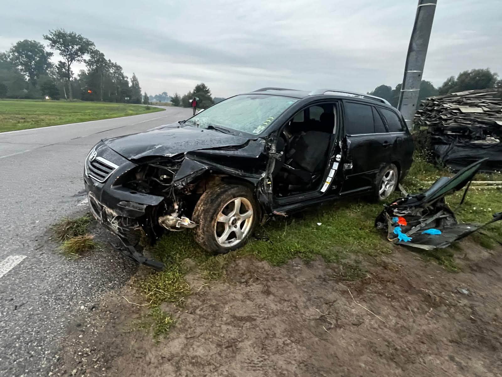 Tragedia w gminie Tłuszcz. Toyota wypadła z drogi i wjechała w ogrodzenie, 49-letnia pasażerka nie żyje