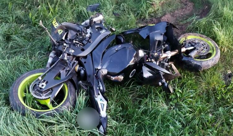 Śmiertelny wypadek na DW 636 w Nowinkach. Motocykl zderzył się z koparko-ładowarką