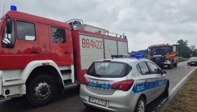 Groźny wypadek w Żabiczynie. Zderzyły się trzy pojazdy, jedna osoba trafiła do szpitala