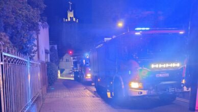 Nocny pożar domu przy Piłsudskiego w Ząbkach. Ogień pojawił się na dachu budynku