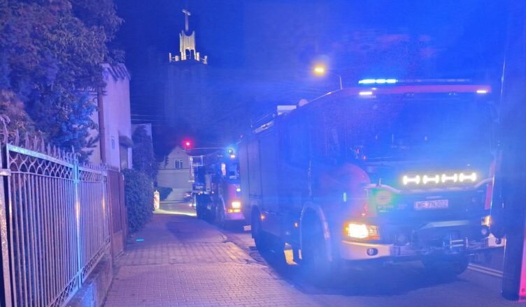 Nocny pożar domu przy Piłsudskiego w Ząbkach. Ogień pojawił się na dachu budynku