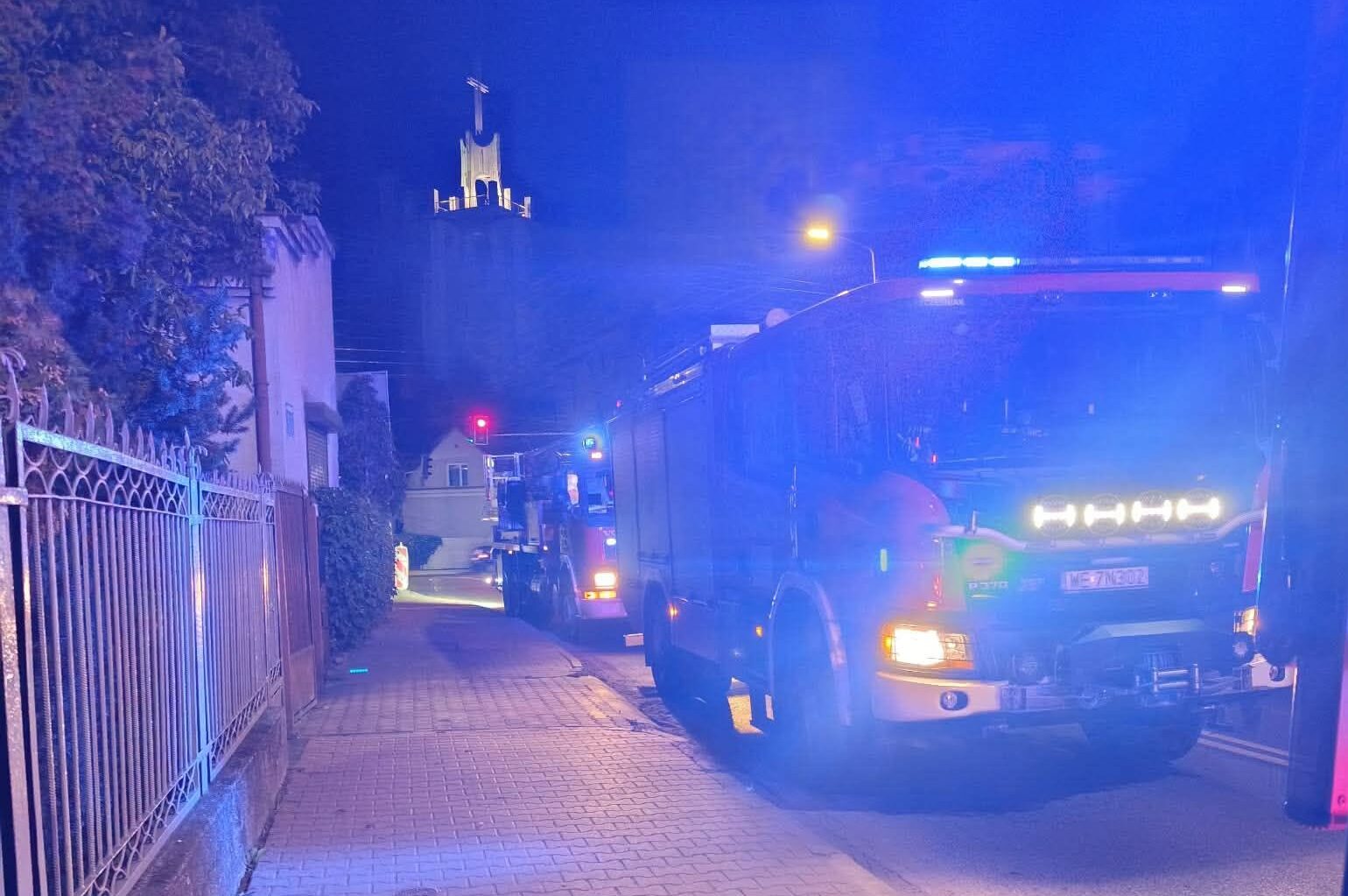 Nocny pożar domu przy Piłsudskiego w Ząbkach. Ogień pojawił się na dachu budynku