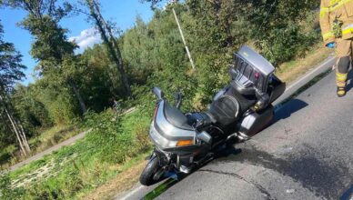 Poważny wypadek na DK50 w Zawiszynie. Motocyklista w ciężkim stanie, interweniował śmigłowiec LPR