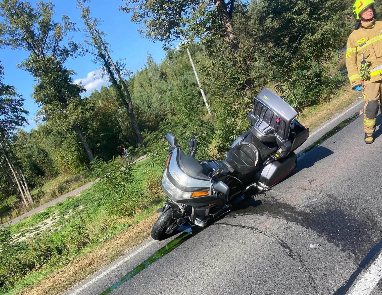 Poważny wypadek na DK50 w Zawiszynie. Motocyklista w ciężkim stanie, interweniował śmigłowiec LPR