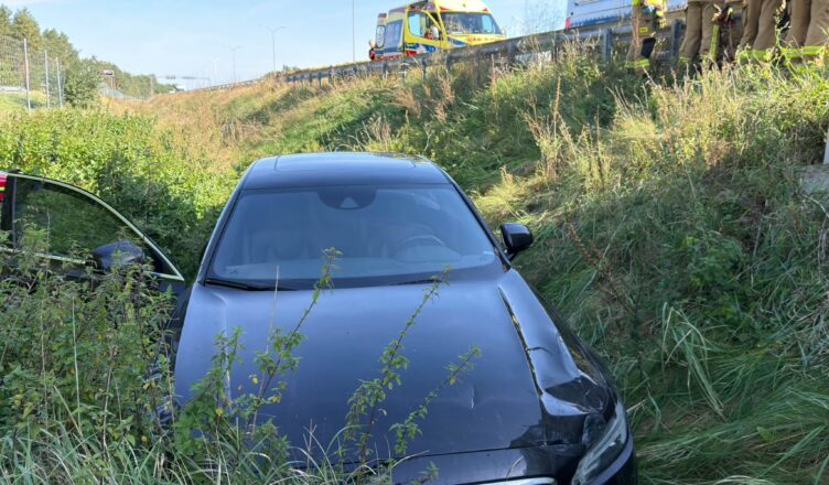 Groźne zdarzenie na S8 w Niegowie. Osobowe Volvo wypadło z trasy i znalazło się w rowie