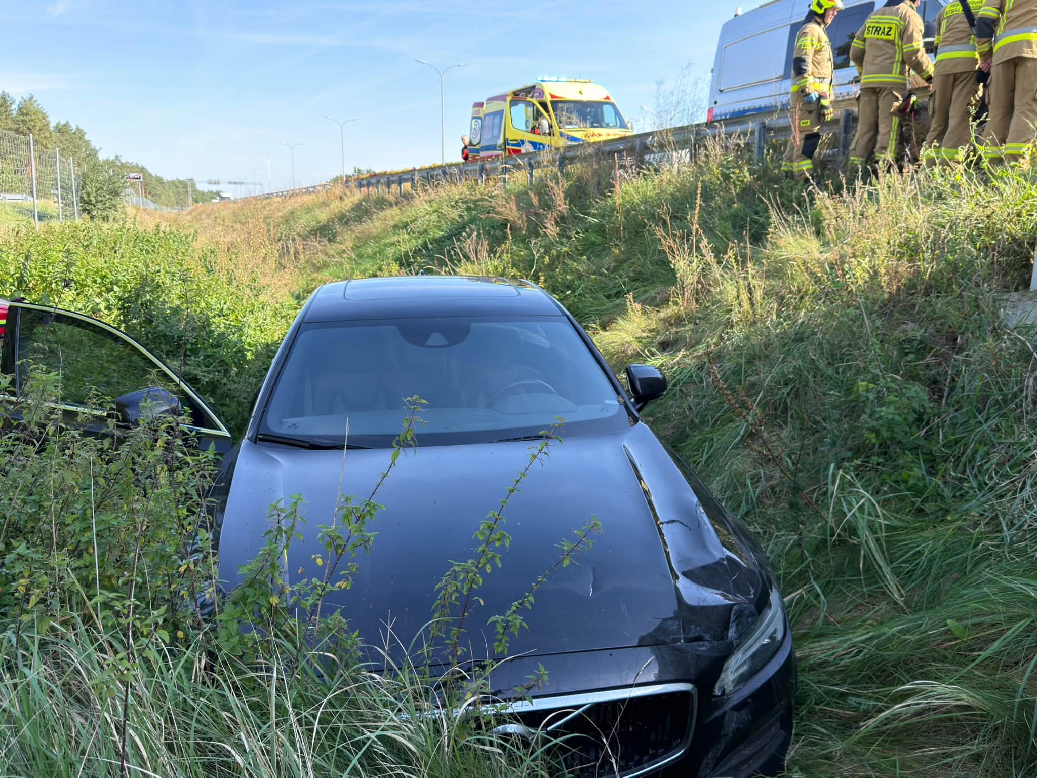 Groźne zdarzenie na S8 w Niegowie. Osobowe Volvo wypadło z trasy i znalazło się w rowie