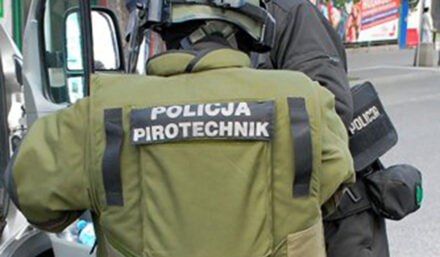 Trzy strzały podczas pościgu za 51-latkiem. Dwaj policjanci z Małkini usłyszeli zarzuty