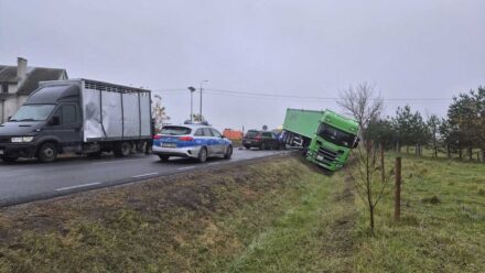 Poważna kolizja w Słupnie – zderzenie samochodu osobowego z ciężarówką