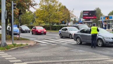 64-latka miała zignorować czerwone światło. 68-letnia rowerzystka trafiła do szpitala