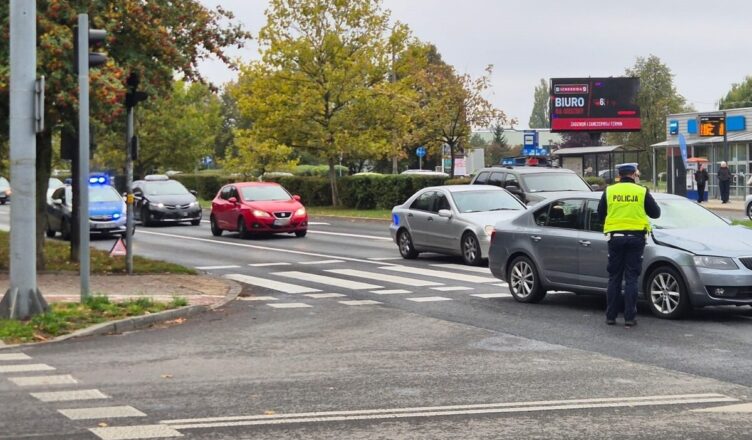 64-latka miała zignorować czerwone światło. 68-letnia rowerzystka trafiła do szpitala
