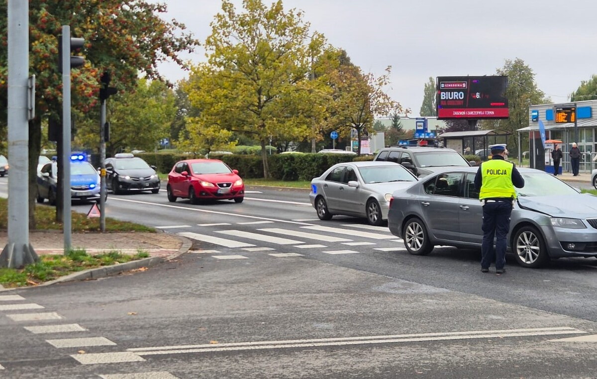 64-latka miała zignorować czerwone światło. 68-letnia rowerzystka trafiła do szpitala