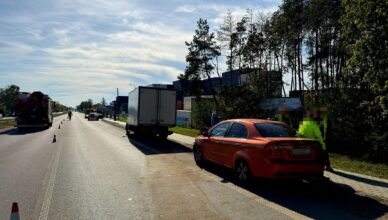 Trzy auta w jednym zdarzeniu. Wszystko zaczęło się przed przejściem dla pieszych