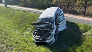 Jedno auto w rowie, drugie z rozbitym przodem. Wypadek w Serocku