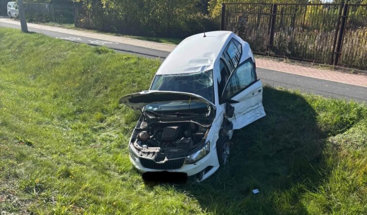 Jedno auto w rowie, drugie z rozbitym przodem. Wypadek w Serocku