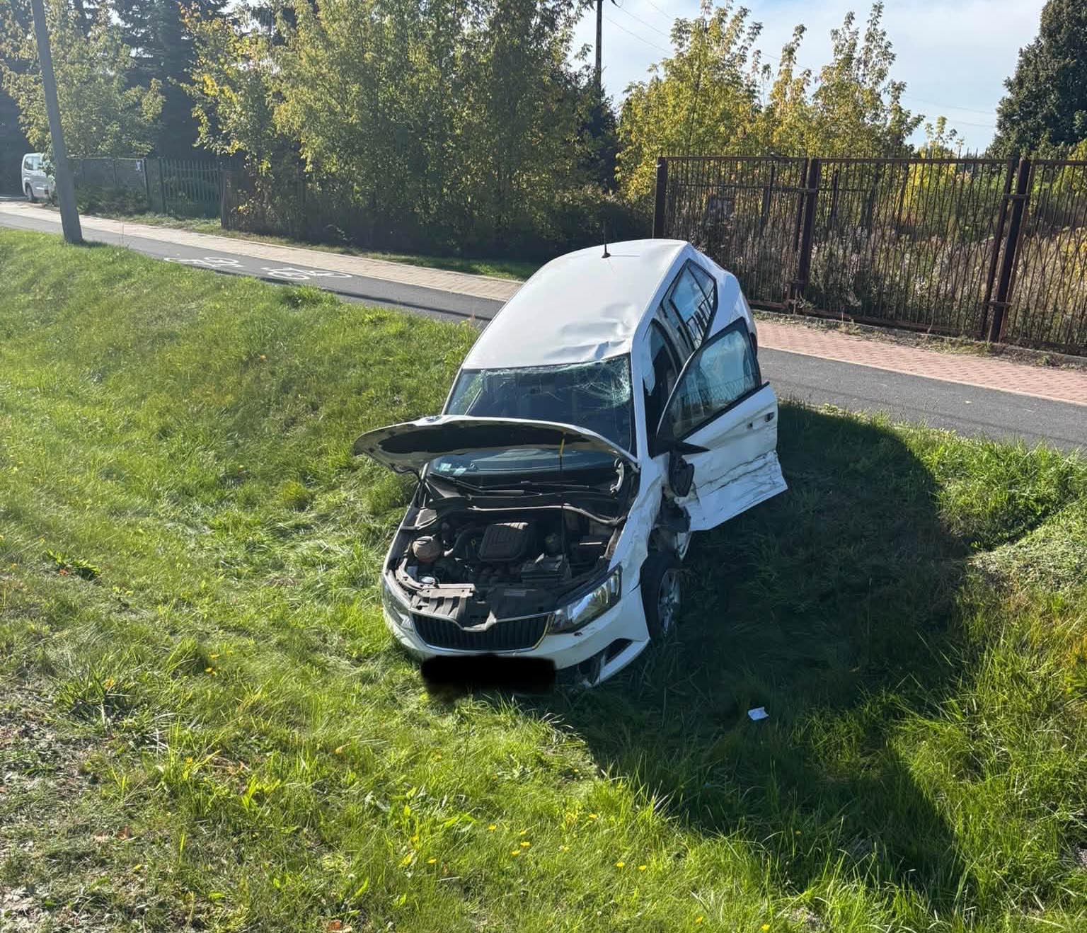 Jedno auto w rowie, drugie z rozbitym przodem. Wypadek w Serocku