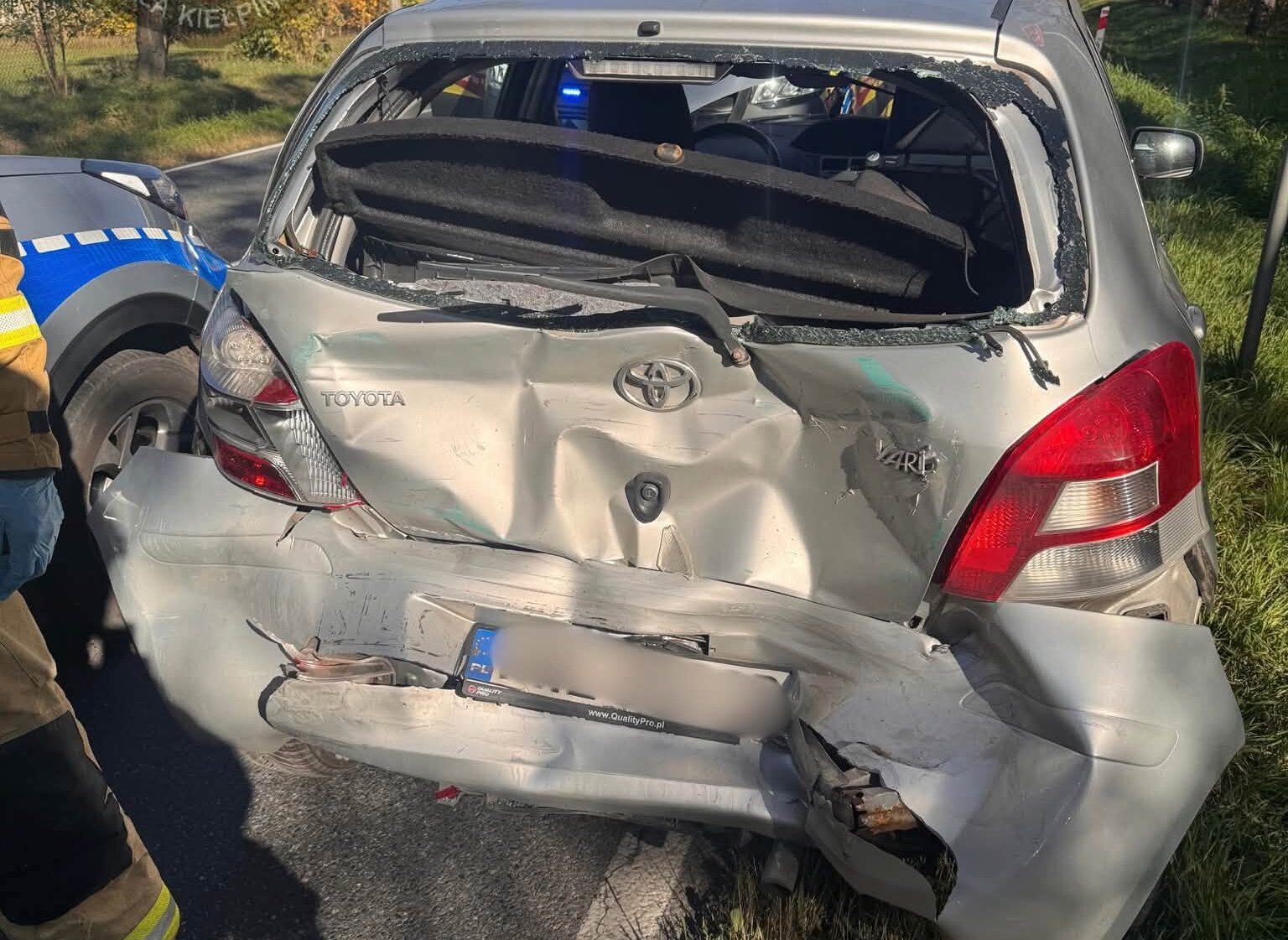 Groźna kolizja w Karolinie. Bus uderzył w tył Toyoty, na miejscu kilka służb