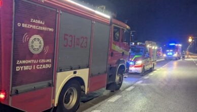 Potężny nocny pożar w Emolinku. Ogień objął budynek gospodarczy, zagrożone były sąsiednie obiekty