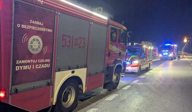 Potężny nocny pożar w Emolinku. Ogień objął budynek gospodarczy, zagrożone były sąsiednie obiekty