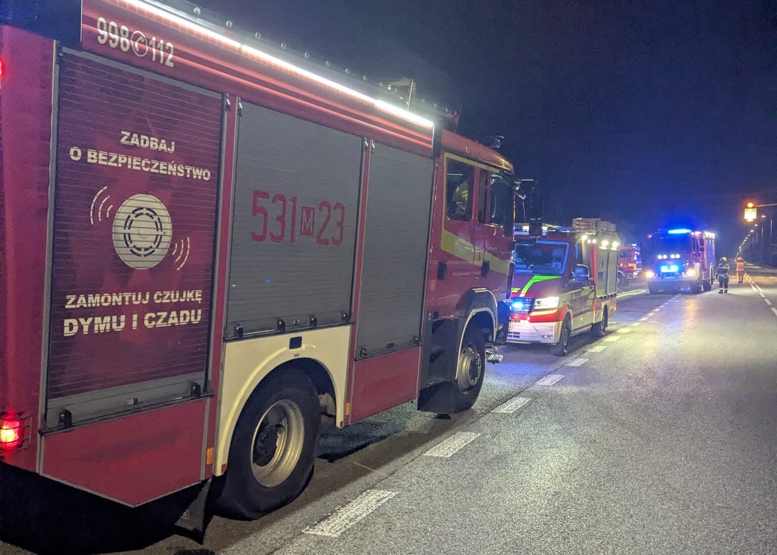 Potężny nocny pożar w Emolinku. Ogień objął budynek gospodarczy, zagrożone były sąsiednie obiekty