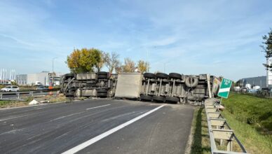 Przewrócony tir sparaliżował S8 w Trojanach. Korek urósł do kilku kilometrów