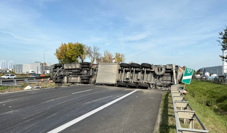 Przewrócony tir sparaliżował S8 w Trojanach. Korek urósł do kilku kilometrów