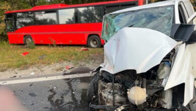 Zderzenie autobusu z Mercedesem na DW631 w Markach. Kierowca osobówki nie ustąpił pierwszeństwa