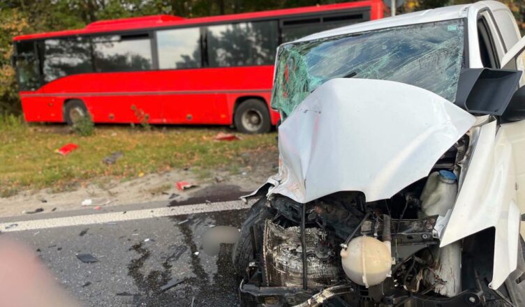 Zderzenie autobusu z Mercedesem na DW631 w Markach. Kierowca osobówki nie ustąpił pierwszeństwa