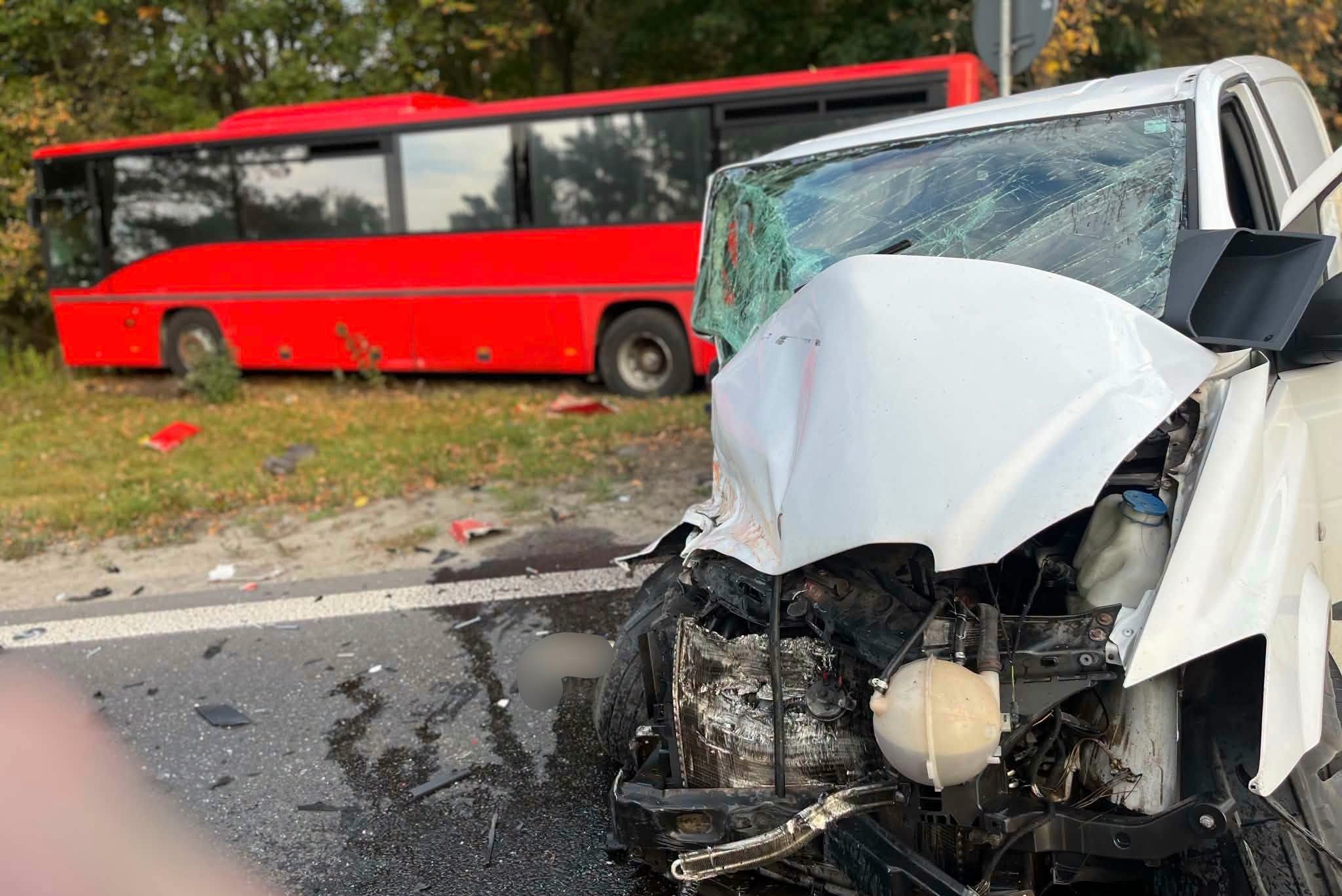 Zderzenie autobusu z Mercedesem na DW631 w Markach. Kierowca osobówki nie ustąpił pierwszeństwa