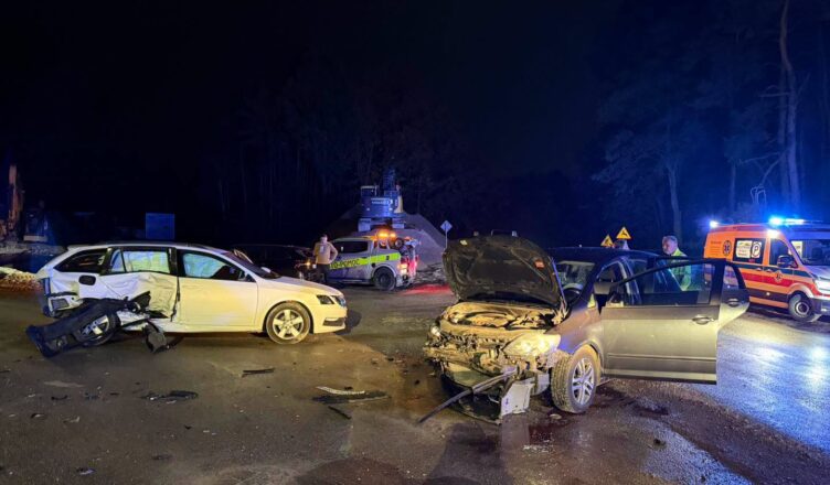 Trzy auta zderzyły się w Ciemnem. Jedna osoba trafiła do szpitala, ruch odbywał się wahadłowo
