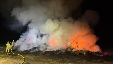 Nocny pożar w Wólce Radzymińskiej. Płonęła ogromna hałda gałęzi i słomy