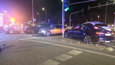 Trzy auta rozbite na Rondzie Bitwy Warszawskiej w Zielonce. Dwóch kierowców trafiło do szpitala