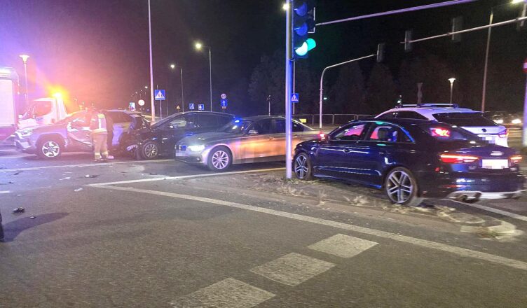 Trzy auta rozbite na Rondzie Bitwy Warszawskiej w Zielonce. Dwóch kierowców trafiło do szpitala