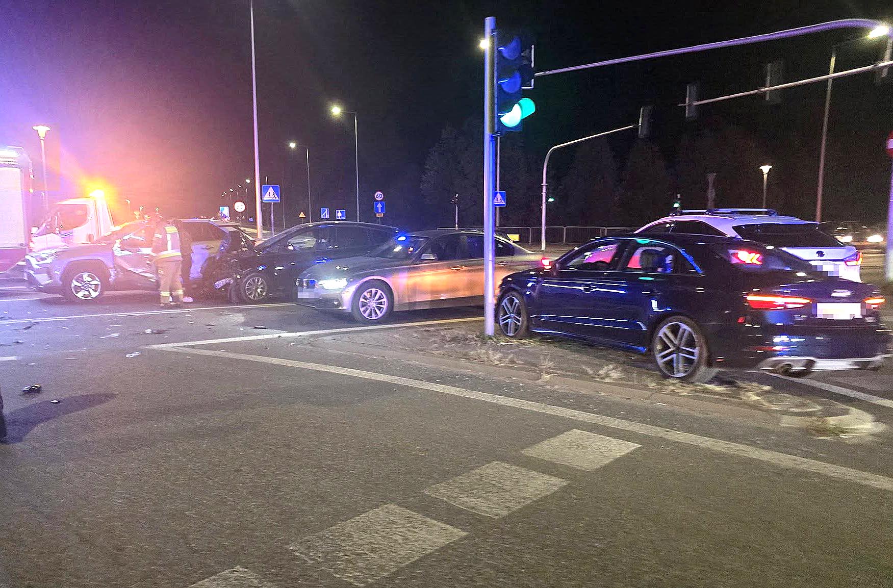 Trzy auta rozbite na Rondzie Bitwy Warszawskiej w Zielonce. Dwóch kierowców trafiło do szpitala