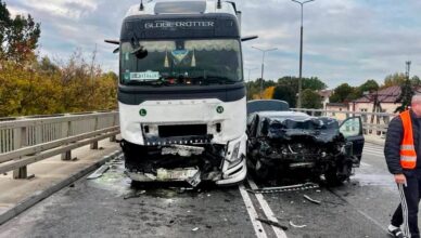 Czołówka na DW631 w Markach. Kierowcę Mercedesa uwalniali strażacy