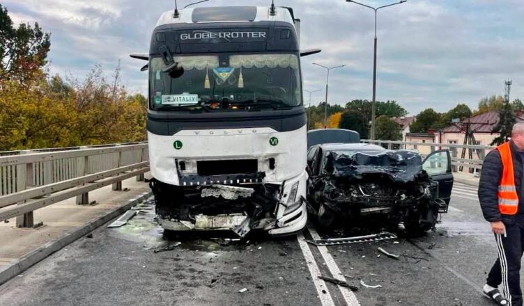 Czołówka na DW631 w Markach. Kierowcę Mercedesa uwalniali strażacy