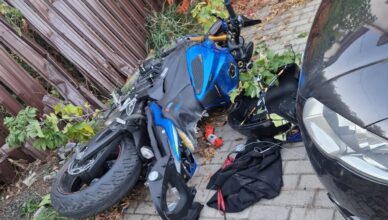 Groźny wypadek w Stanisławowie. Motocyklista z poważnymi złamaniami trafił do szpitala