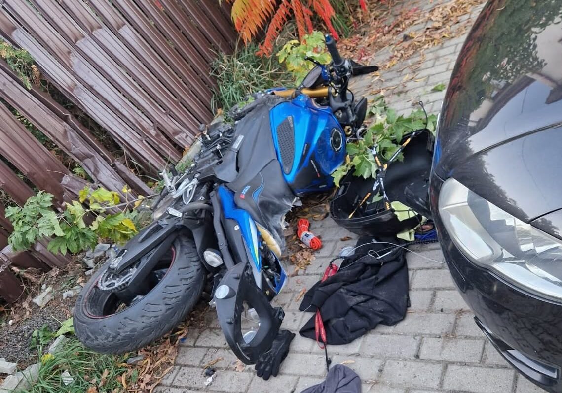 Groźny wypadek w Stanisławowie. Motocyklista z poważnymi złamaniami trafił do szpitala