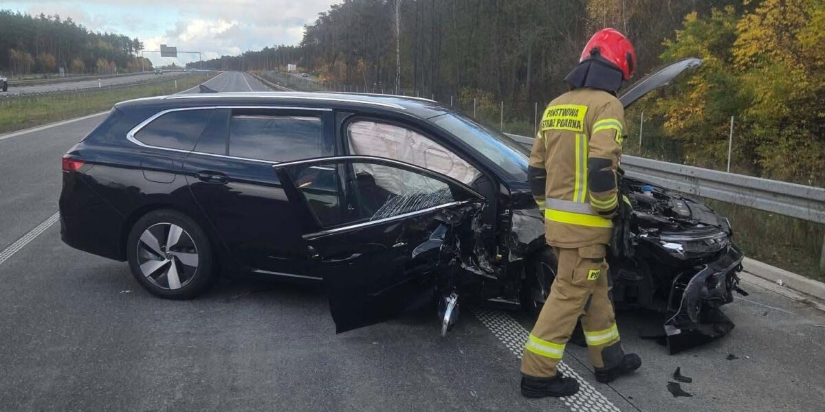 Autobus zderzył się z osobówką na S8. Jezdnia w kierunku Białegostoku była zablokowana